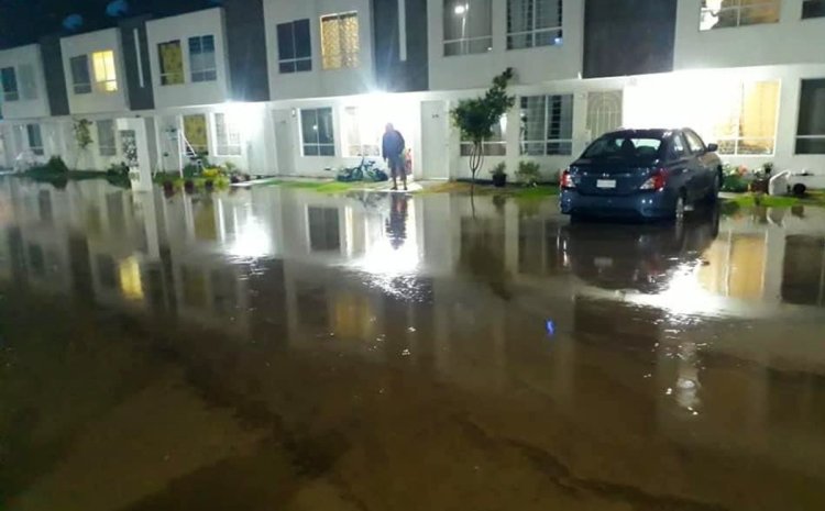 Por lluvias se desborda canal de aguas negras en Chalco