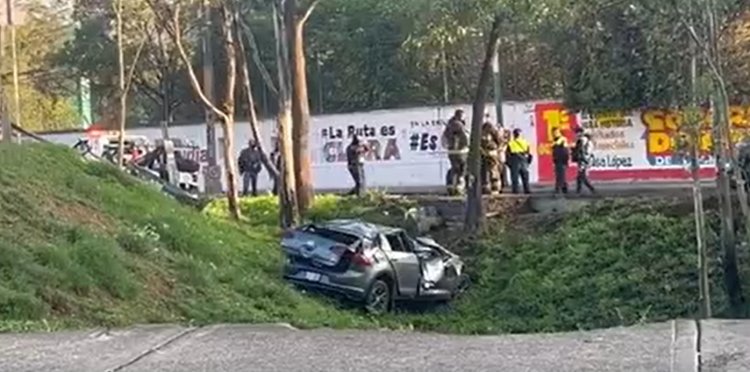 Auto se vuelca en Periférico e Insurgentes Sur, conductor muere