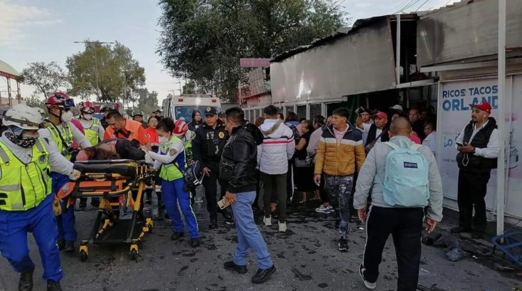 Atropellan a peatones afuera de metro Tepalcates; choque de dos autos