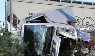 Autobús quiso ganar paso al tren; mueren seis