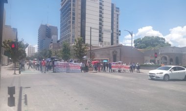 Con manifestación piden jubilados que gobierno potosino les pague