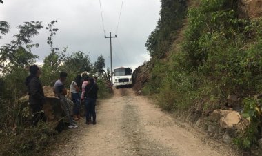 Comunidades de la región Otomí-Tepehua padecen aislamiento debido a la mala infraestructura de caminos y carreteras.