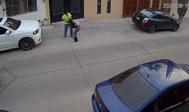 Video: asesinan a cuchilladas a mujer en calles de León, Guanajuato; ya buscan al agresor