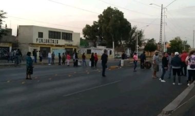 Potosinos bloquean Periférico, demandan abasto de agua potable