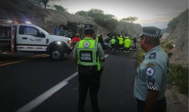15 migrantes muertos tras choque de autobús y tráiler en autopista Cuacnopalan-Oaxaca