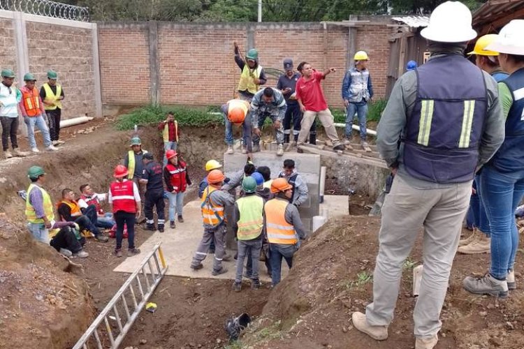 Salvan a tres albañiles que quedaron atrapados en una construcción en el Edomex