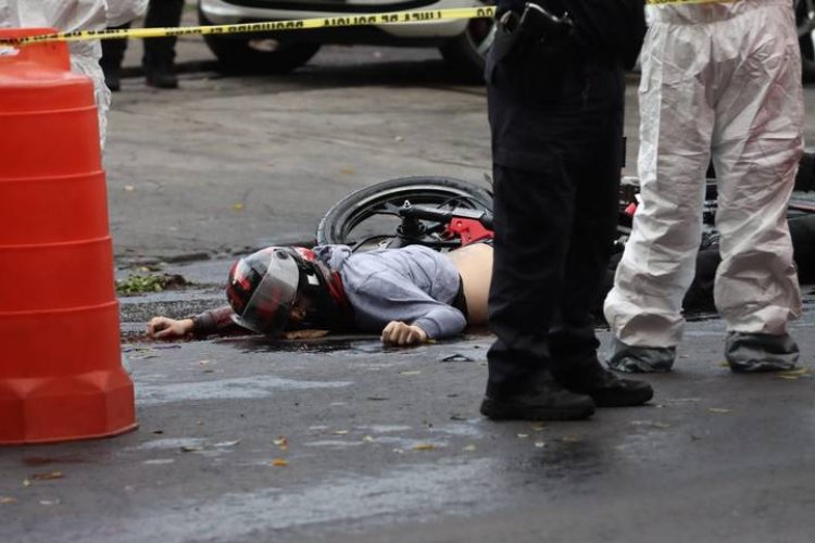 Motociclista es atropellado en calles de la alcaldía Iztapalapa, CDMX
