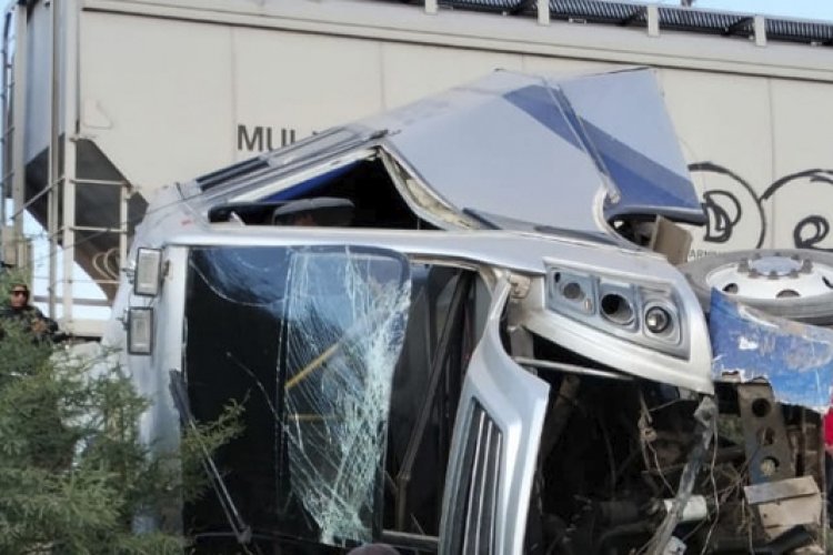 Autobús quiso ganar paso al tren; mueren seis