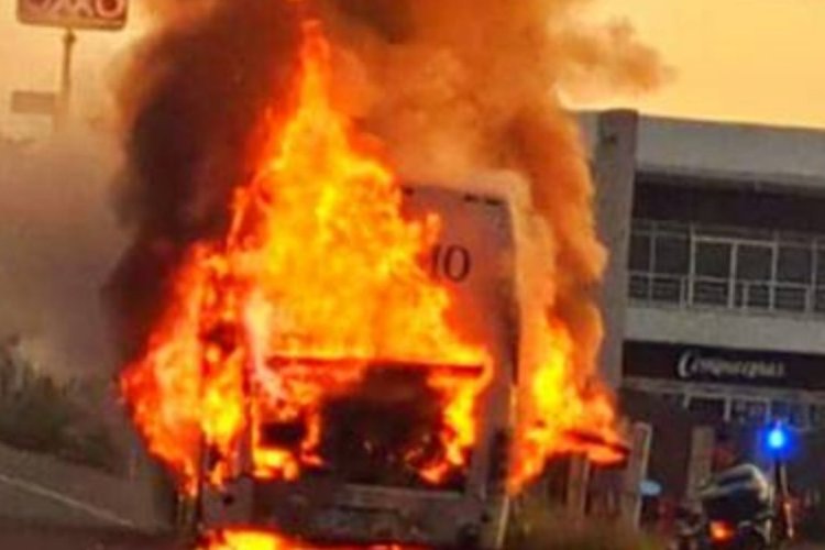 Reportan camión incendiado donde viajaban niños futbolistas