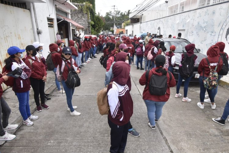 Con marcha, normalistas del FUNPEG exigen atención a sus peticiones