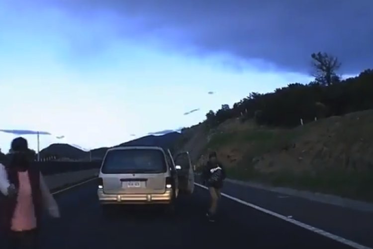 Video: captan momento en que familia escapa de un asalto en carretera del Edomex