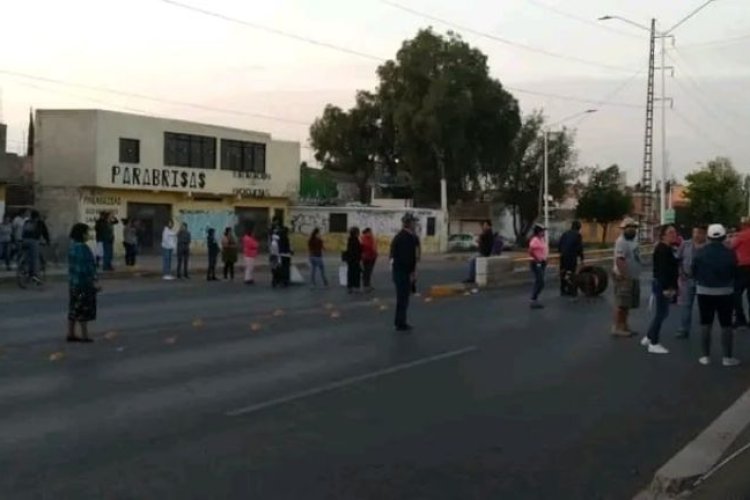 Potosinos bloquean Periférico, demandan abasto de agua potable