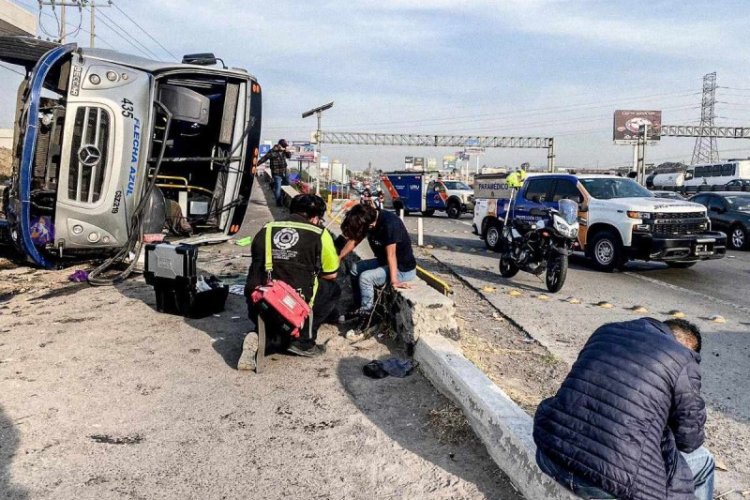 Autobús de pasajeros se vuelca en la autopista México-Querétaro