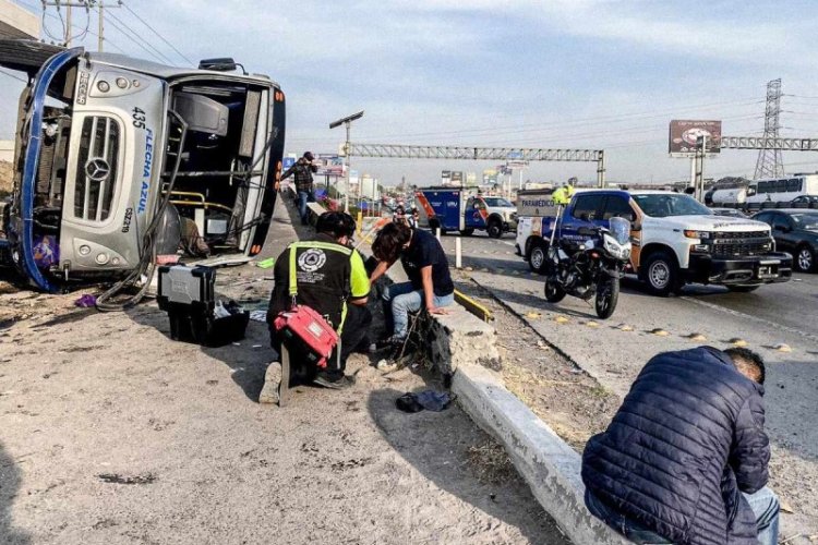 Autobús de pasajeros se vuelca en la autopista México-Querétaro