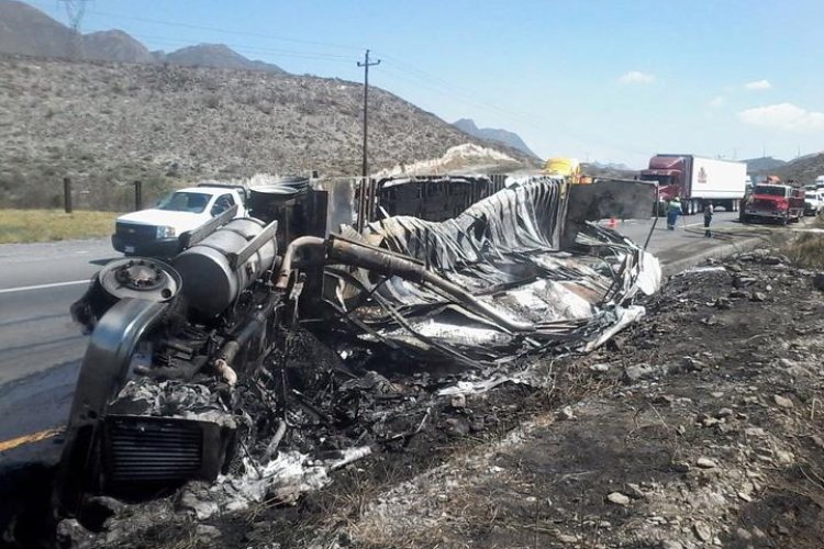 Tras accidente de tres tráileres hombre murió calcinado