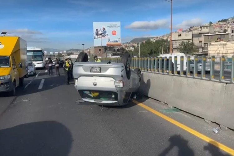 Automóvil vuelca en la México-Pachuca; hay una persona herida