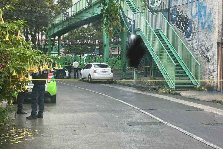 Encuentran a hombre colgado en puente peatonal de calzada de Tlalpan, CDMX