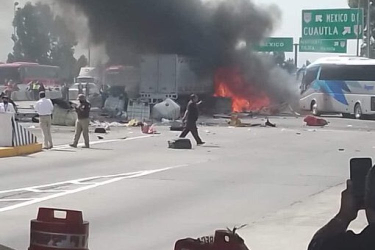 Autobús de pasajeros se incendia sobre la Carretera México-Puebla