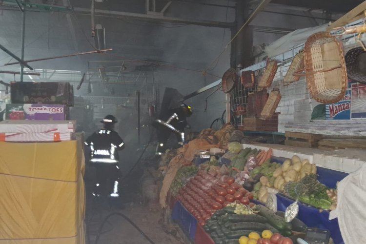 Incendio en Mercado Álamos afecta 8 locales