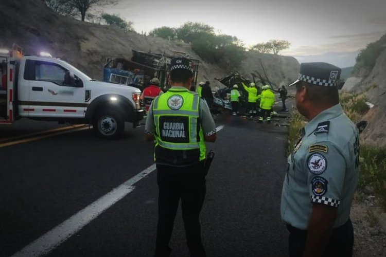 15 migrantes muertos tras choque de autobús y tráiler en autopista Cuacnopalan-Oaxaca