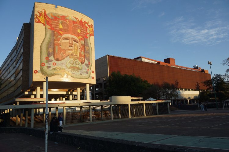 Muere maestro de la UNAM frente a su clase en Ciudad Universitaria