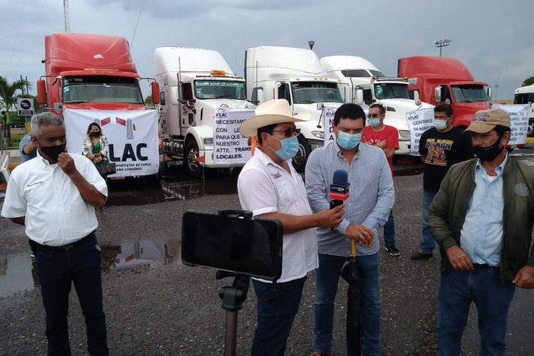 Pasajeros denuncian los malos tratos en la terminal de Lázaro Cárdenas