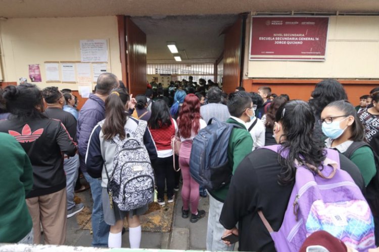 En medio de polémicas por nuevos libros de texto gratuito regresan a clases más de 24 millones de alumnos