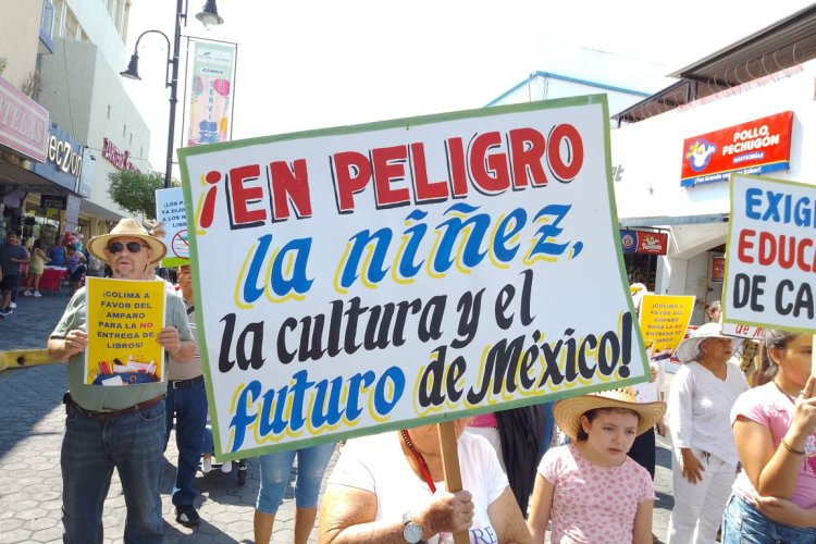 Marchan en Colima en contra de los libros de texto gratuitos