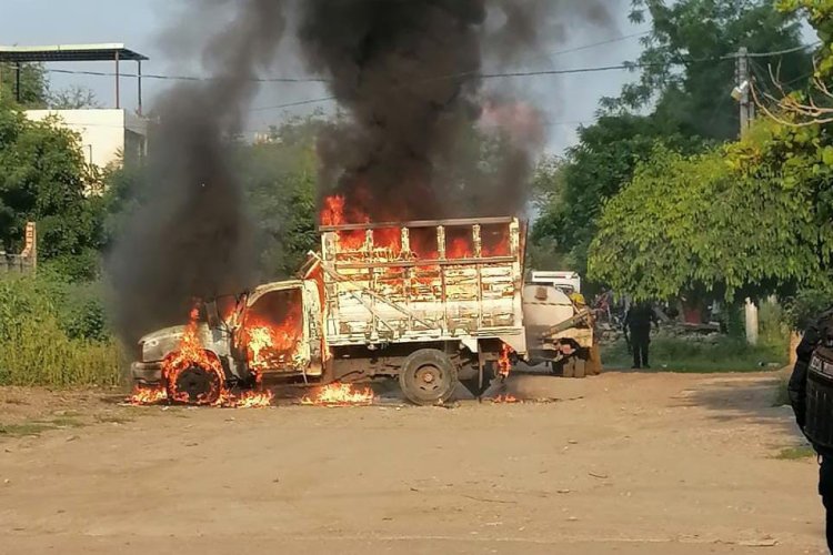 En Uruapan y Apatzingán personas armadas incendian camiones y tiendas