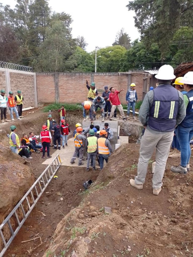 Salvan a tres albañiles que quedaron atrapados en una construcción en el Edomex