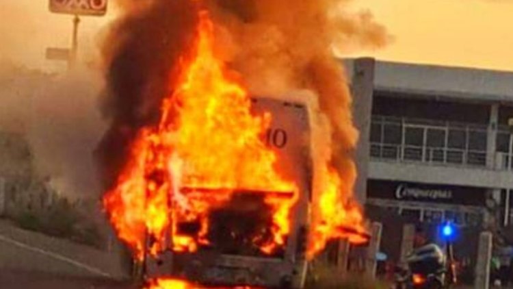 Reportan camión incendiado donde viajaban niños futbolistas