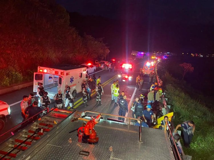 Mueren 15 personas tras volcadura de un camión, chofer se quedó dormido