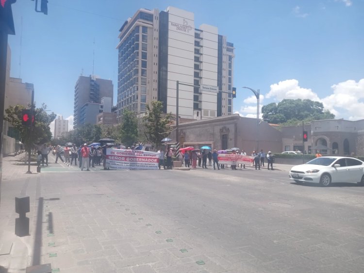 Con manifestación piden jubilados que gobierno potosino les pague