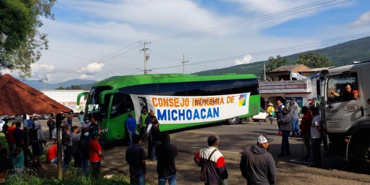 Indígenas bloquean las carreteras en Michoacán