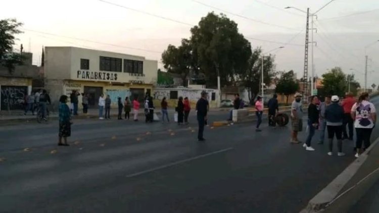 Potosinos bloquean Periférico, demandan abasto de agua potable