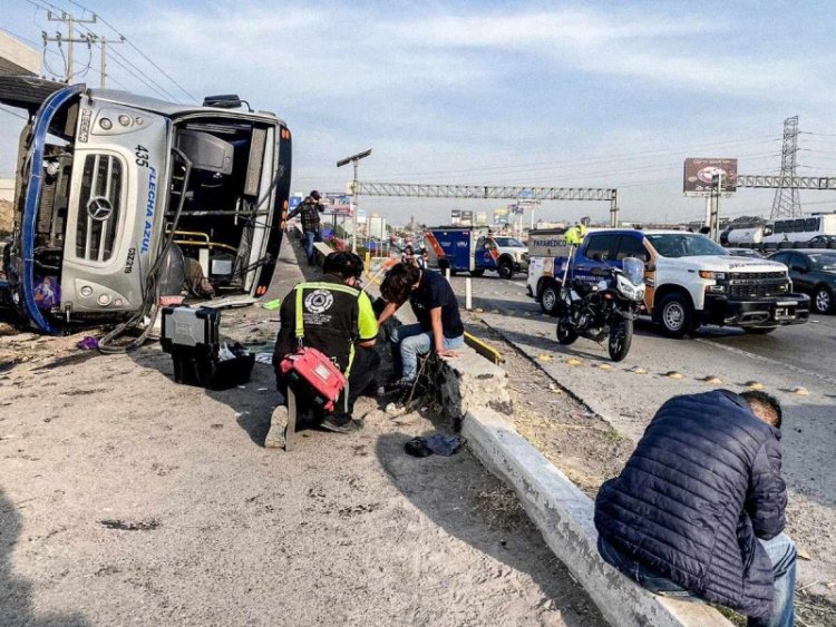 Autobús de pasajeros se vuelca en la autopista México-Querétaro