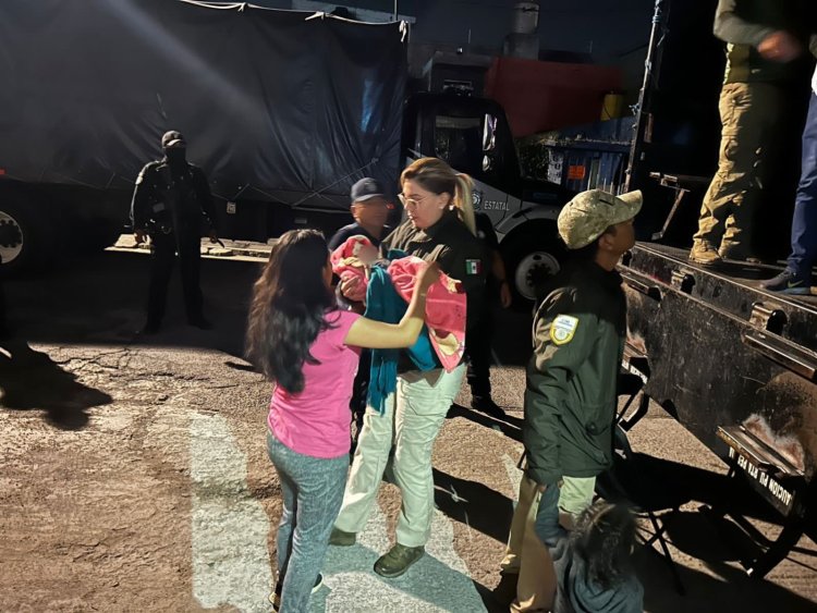 Rescatan a 231 migrantes en camión en la México-Puebla