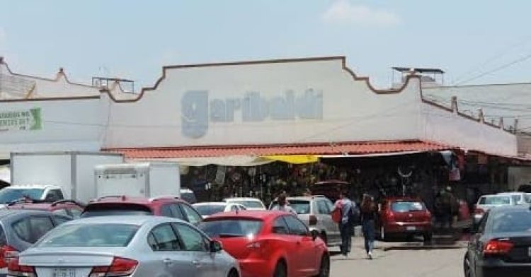 Protestan comerciantes por clausuras en el mercado de La Cruz en Querétaro