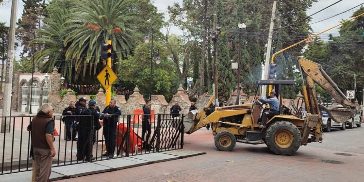 Con violencia detienen y golpean a locatarios que se opusieron a la demolición del Mercado Zaragoza en Chimalhuacán