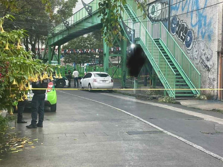 Encuentran a hombre colgado en puente peatonal de calzada de Tlalpan, CDMX