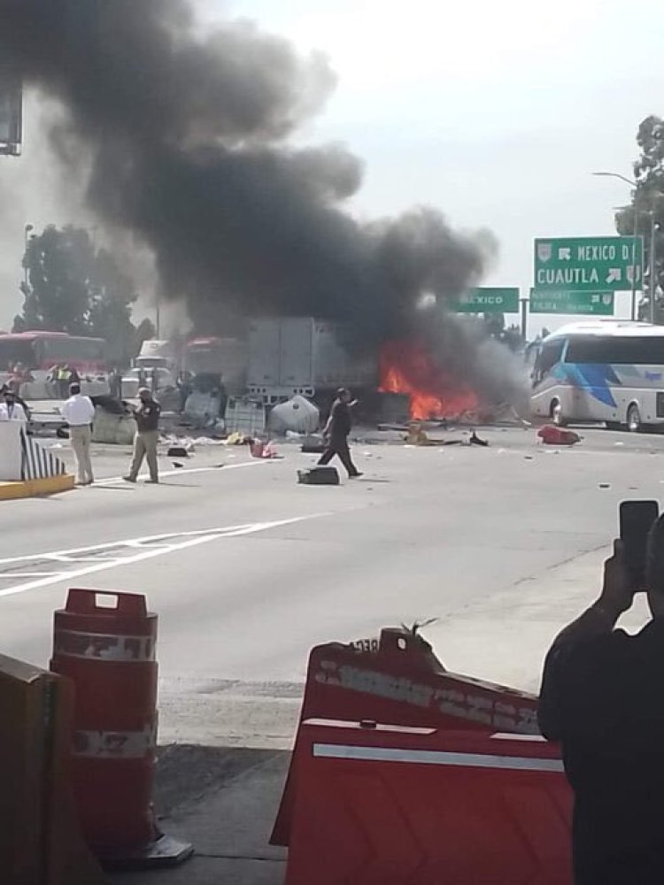 Autobús de pasajeros se incendia sobre la Carretera México-Puebla