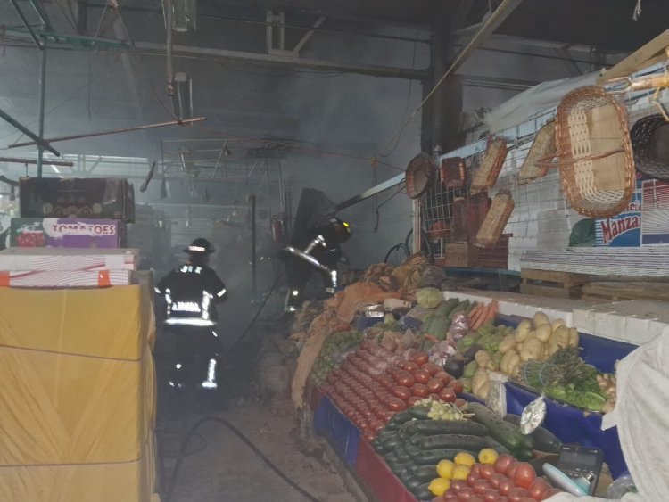 Incendio en Mercado Álamos afecta 8 locales