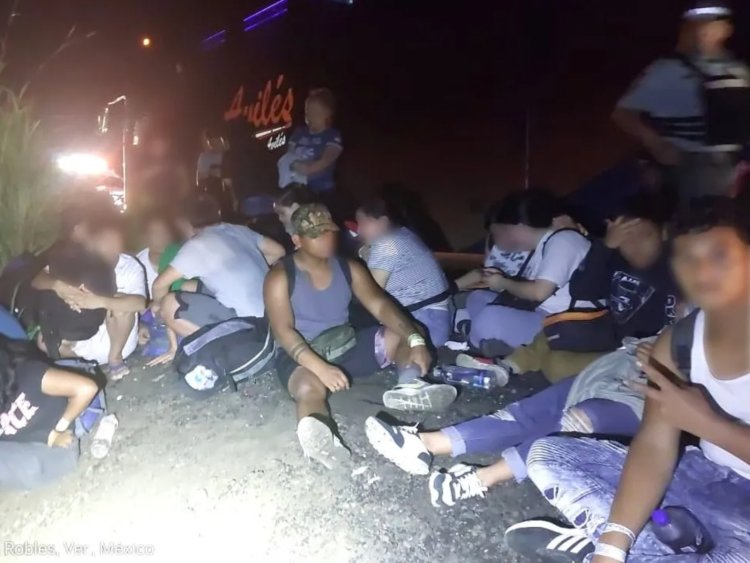 Se accidentan 27 migrantes en la autopista La Tinaja - Cosoleacaque