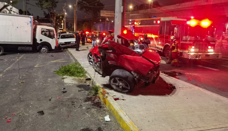 Muere hombre en aparatoso choque en Periférico, CDMX; otro más perdió la pierna