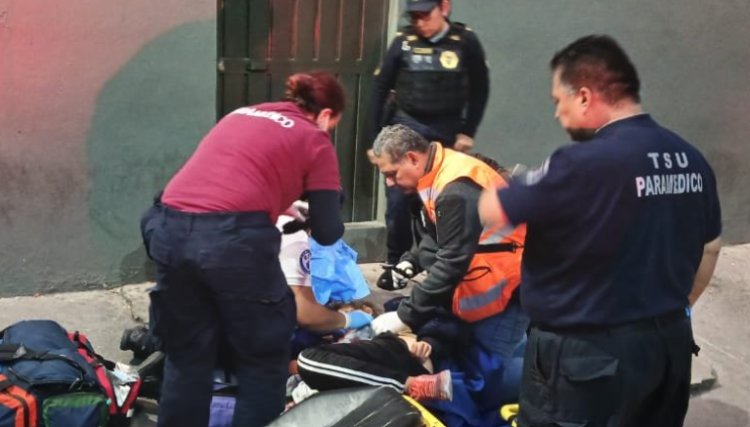 Mujer da a luz afuera de la estación Guelatao