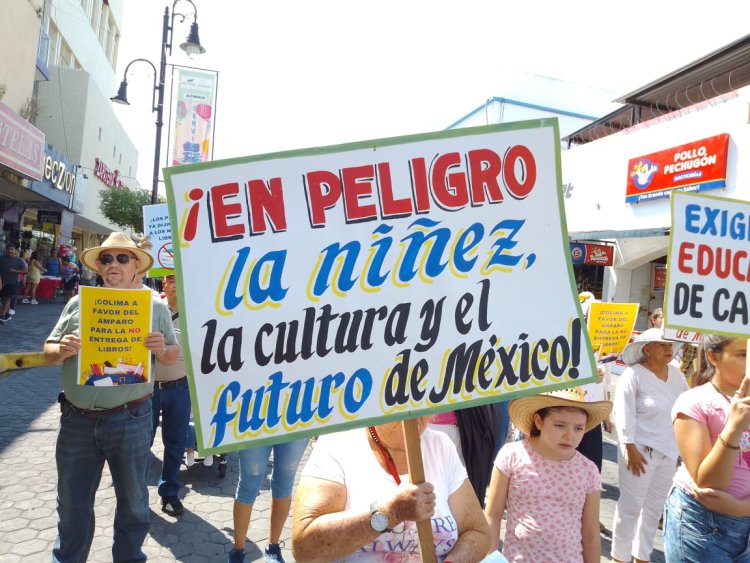 Marchan en Colima en contra de los libros de texto gratuitos