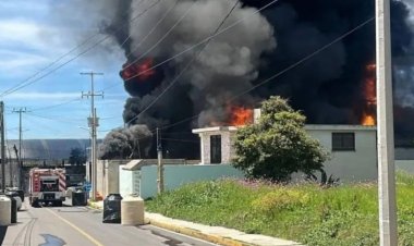 Incendio en fábrica de tinacos en Tlaxcala