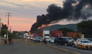 Quema de vehículos en la Autopista Colima-Manzanillo