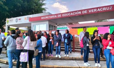 Maestros de educación indígena toman instalaciones de la SEV, exigen destitución de director de Educación Indígena