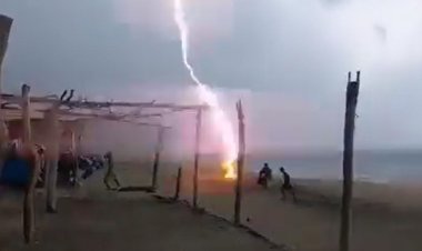 Mortal rayo cae sobre dos personas en playa de Michoacán